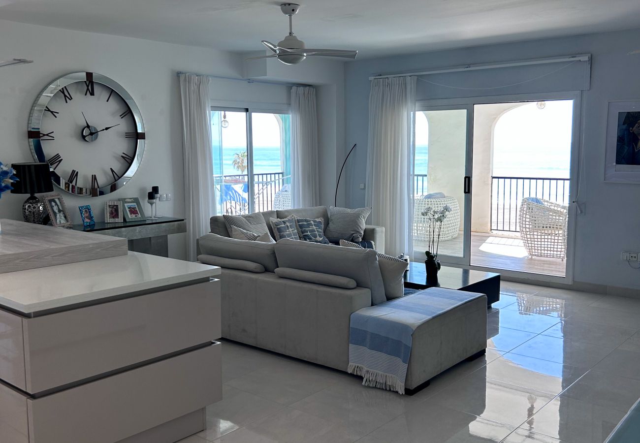 Apartment in Manilva - Luxrious Beachfront 3-bed apartment - La Duquesa