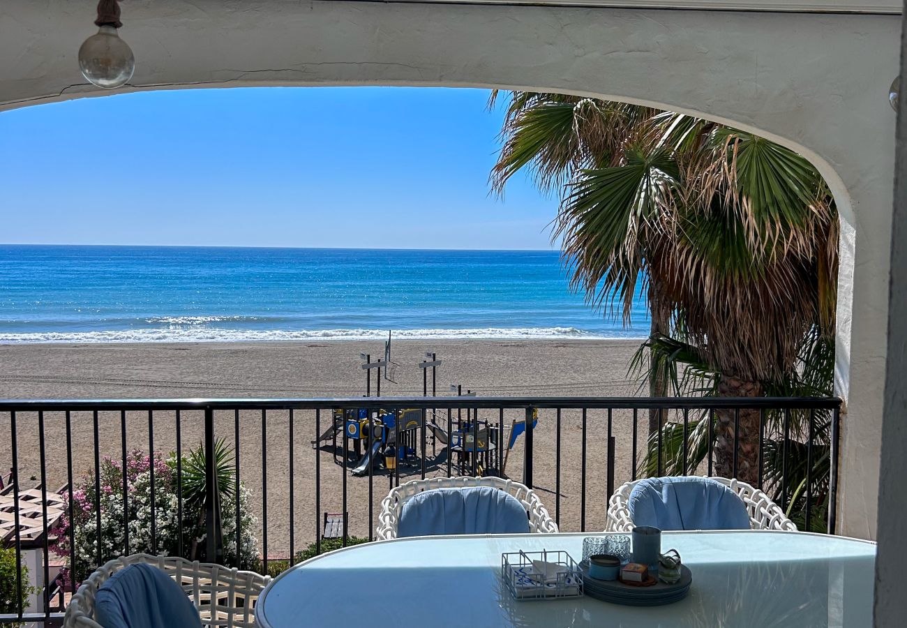 Apartment in Manilva - Luxrious Beachfront 3-bed apartment - La Duquesa