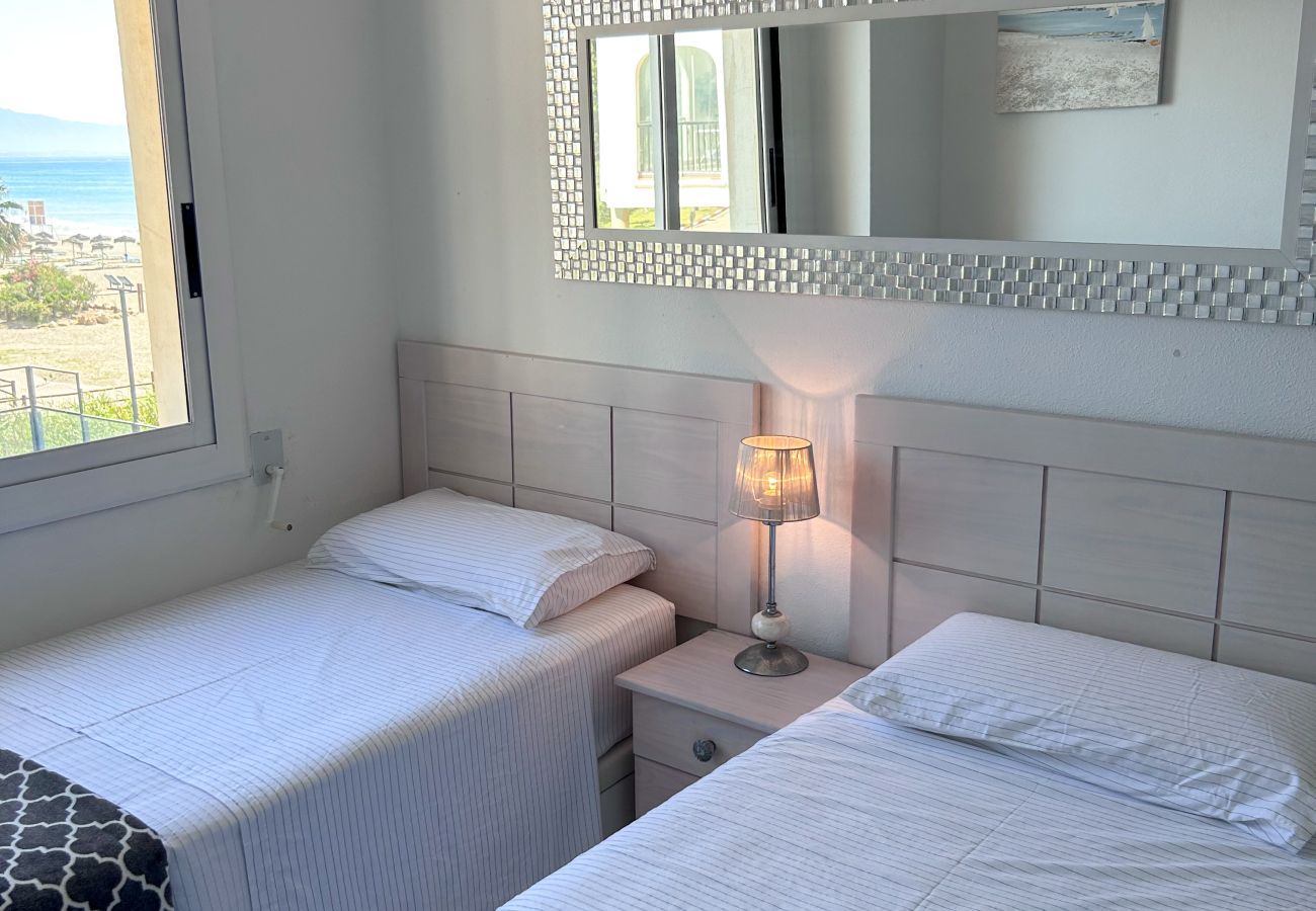 Apartment in Manilva - Luxrious Beachfront 3-bed apartment - La Duquesa
